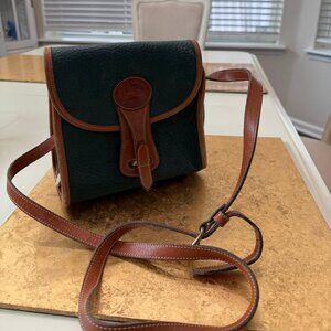 Classic Dooney & Bourke Purse *price is firm on this bag*